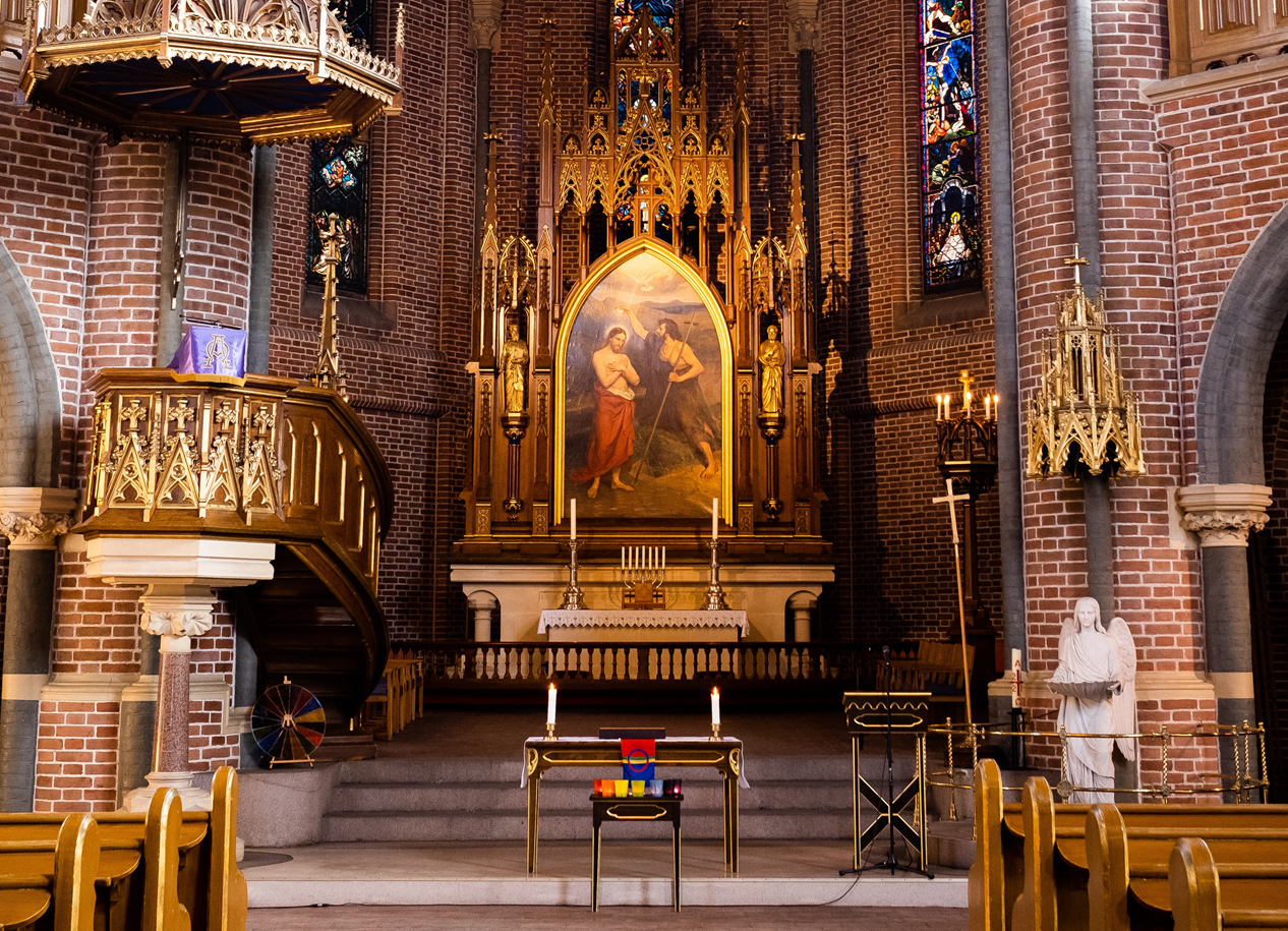 Interiør i kirke mot alter